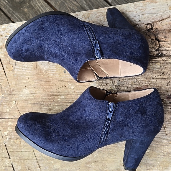 JOURNEE COLLECTION Navy Blue Faux Suede Booties. Size 6.  Like New! - Picture 7 of 11